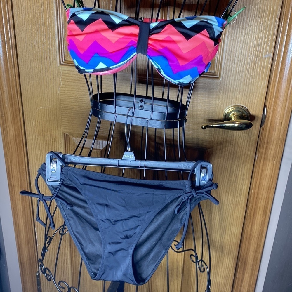 Pink Victoria’s Secret bikini top🏖 - Picture 6 of 6